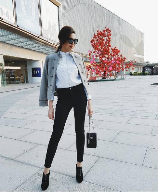 Vẫn là cặp đôi sơmi cùng quần skinny jeans nhưng khoác thêm chiếc áo blazer, phong cách công sở của Thanh Hằng thời thượng hơn hẳn.    