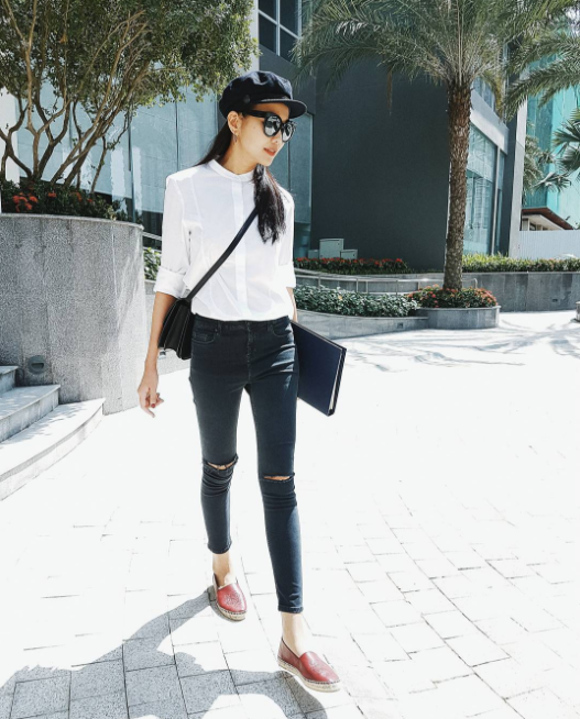 Thanh Hằng lại trẻ trung như nữ tính khi diện cùng quần jeans và giày slip-on.    