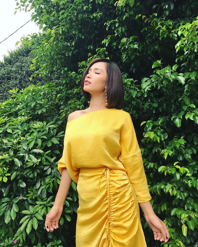 Cũng thiên về phong cách nữ tính, sang trọng như H’Hen Niê nhưng Ái Phương lại chọn mix váy với áo lệch vai gợi cảm.    