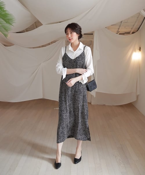 Sơ mi trắng xứng đáng là bảo bối mặc đẹp hàng đầu trong tủ đồ của chị em. Bởi vì ngay trong những ngày chuyển mùa này, bạn có thể kết hợp bộ đôi sơ mi trắng - váy hoa để tạo nên set đồ đậm chất cổ điển mà không kém phần trẻ trung.