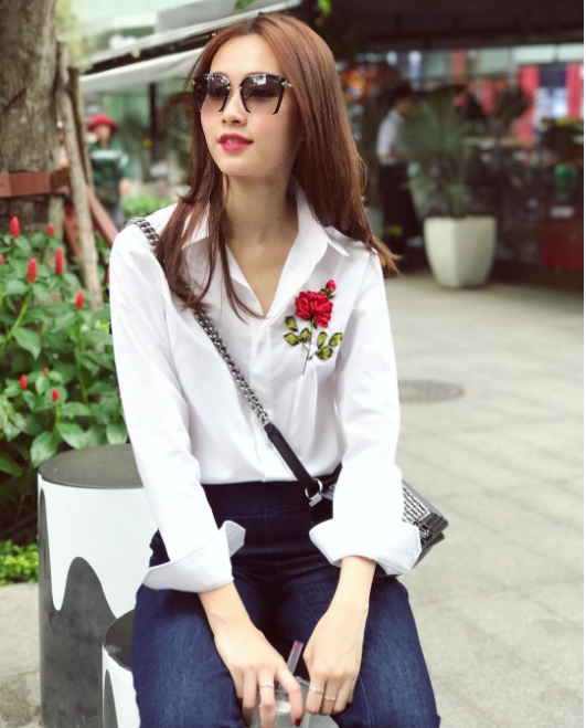 Vẫn là cặp đôi sơmi cùng quần skinny jeans nhưng khoác thêm chiếc áo blazer, phong cách công sở của Thanh Hằng thời thượng hơn hẳn.    