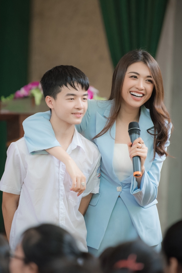 Tại chuỗi hoạt động này, người đẹp chọn bộ vest gam màu pastel của nhà thiết kế Đỗ Long.