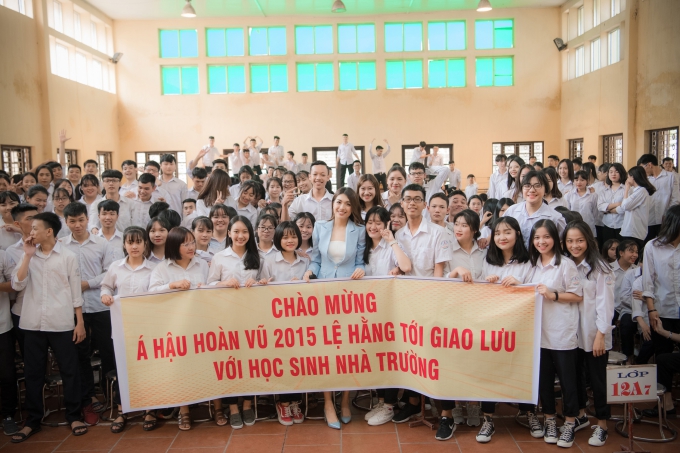 Ngoài giao lưu, Lệ Hằng còn chung tay hỗ trợ các em học sinh có hoàn cảnh khó khăn vươn lên học tập.    