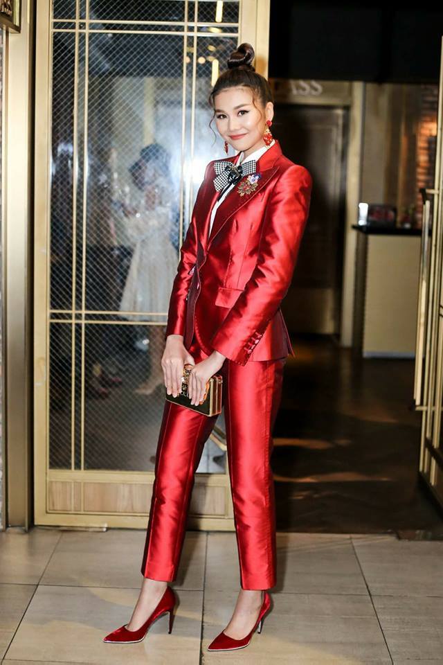 Xu hướng menswear đã giúp những bộ suit lịch lãm ngày càng được lòng phái nữ. Siêu mẫu Thanh Hằng diện cả 