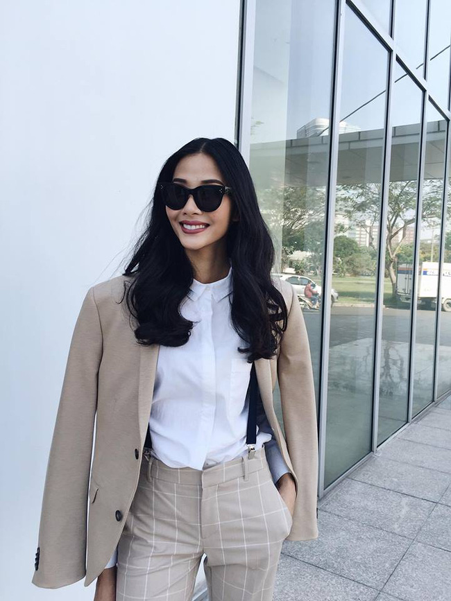 Hoàng Thuỳ thì lại trung thành với cách diện suit cùng sơmi nhưng set đồ của cô đặc biệt hơn nhờ cách chọn áo xuyệt tông với quần nhưng một cái trơn màu, một cái lại kẻ ô thanh mảnh.    