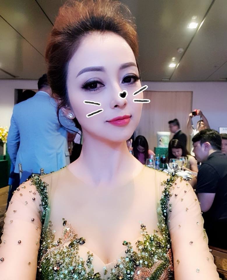 Đã là bà mẹ 3 con nhưng Hoa hậu Jennifer Phạm vẫn trẻ đẹp và sở hữu nhan sắc làm say lòng đấng mày râu.    