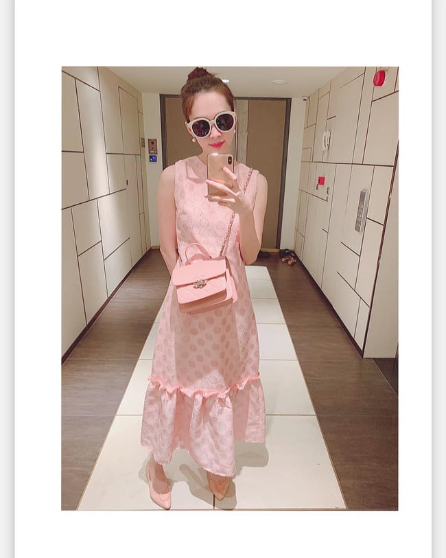 Bức ảnh mới nhất mà HH Thu Thảo chia sẻ trên trang cá nhân của mình. Đã là mẹ 1 con vậy mà nàng Hậu của chúng ta vẫn ngọt ngào tươi trẻ nổi bật vóc dáng thon thả cùng nước da trắng hồng rạng rỡ. Thu Thảo mặc một cây hồng phấn nhẹ nhàng từ váy maxi, túi xách đến đôi giày búp bê xinh xắn, nhìn cô cứ như gái 18 vậy.    