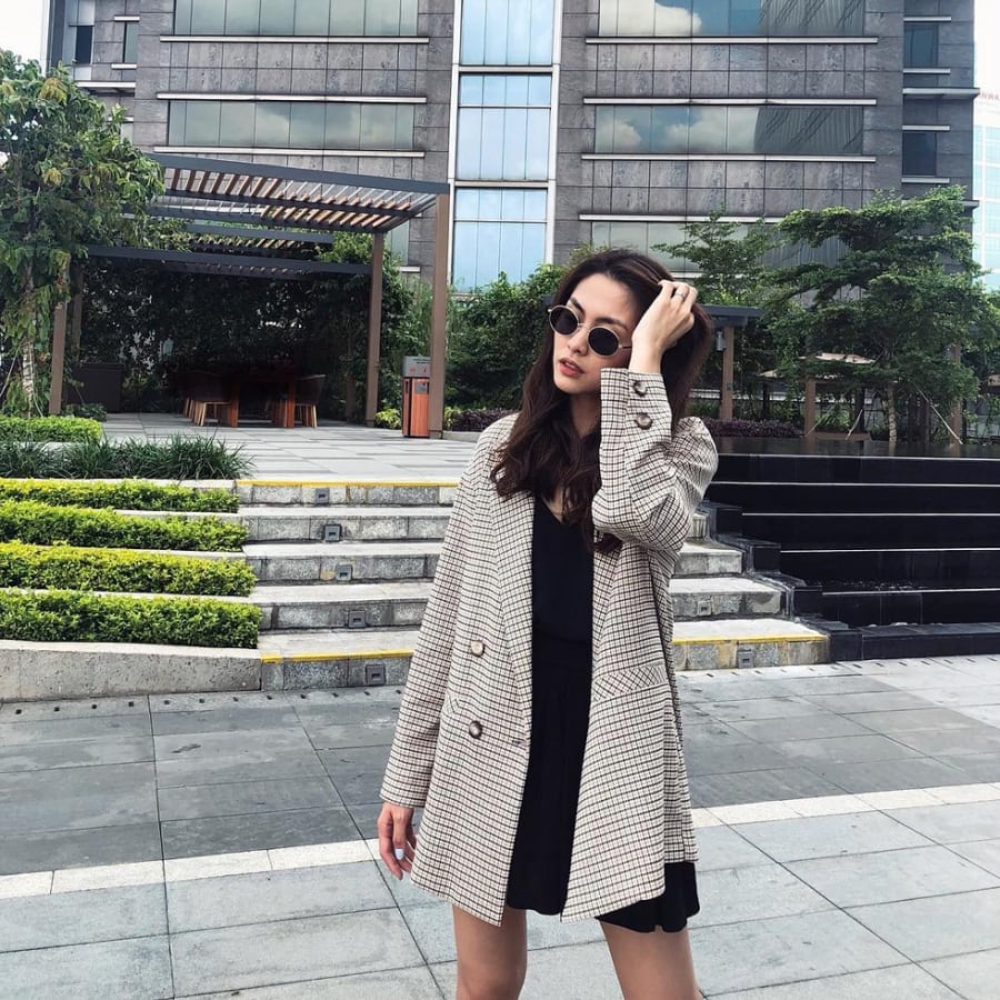 Blazer kẻ sọc màu xám, nâu... thường được ưu ái nhiều hơn khi diện xuống phố những ngày thu/đông. Chán quần jean - áo thun, Hà Tăng biến tấu blazer với váy ngắn nhưng trông cô vẫn rất sành điệu và không kém phần thanh lịch.    