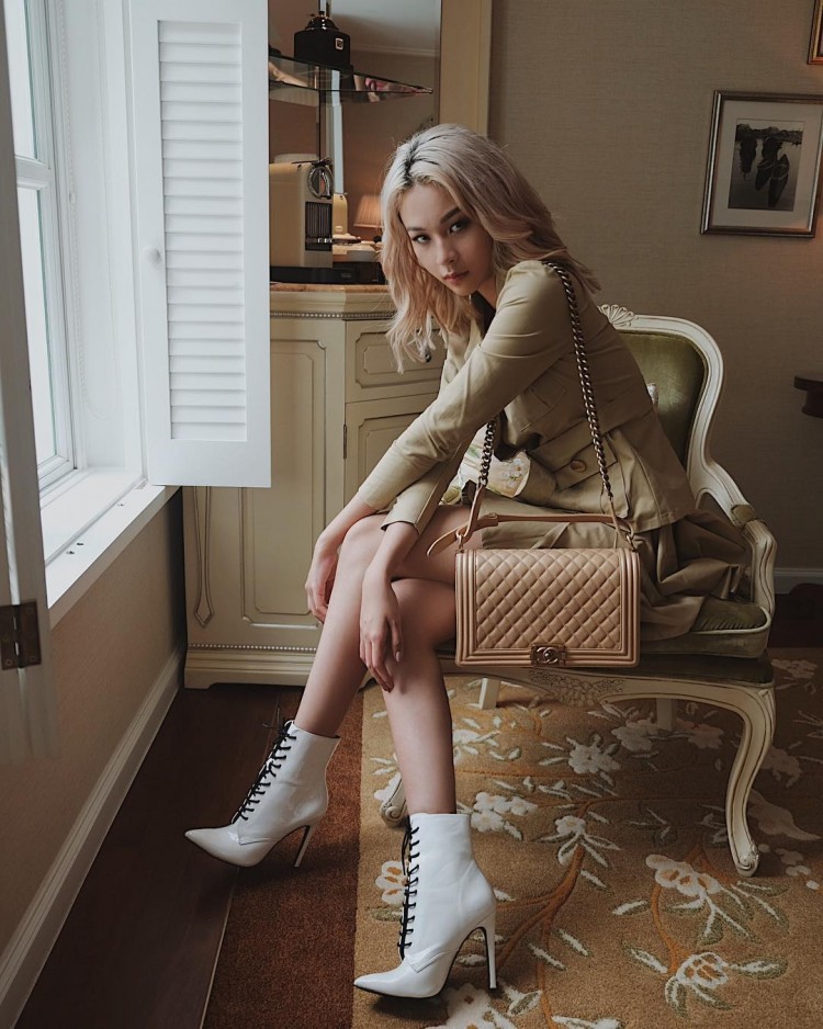 Quán quân The Face mùa đầu - Phí Phương Anh khiến bao người phải “lịm tim” với outfit gồm áo blazer và túi Chanel cùng tông camel, mix với boots cao cổ theo một cây màu sáng.  