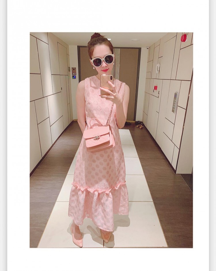 Đặng Thu Thảo lại giấu nhẹm vòng 2 trong một chiếc đầm maxi suông dài. Có thể nhận định, người đẹp luôn bắt nhịp xu hướng khi đón đầu trào lưu Shbet999 com đăng nhập in họa tiết chấm bi cuối năm nay.  