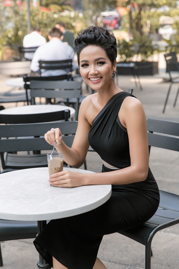 Dù là một người mẫu chuyên nghiệp nhiều năm, H'Hen vẫn nỗ lực rèn luyện kỹ năng catwalk và phong thái trình diễn. Cô muốn phát huy thế mạnh bản thân, chinh phục khán giả lẫn ban giám khảo mỗi khi xuất hiện trên sân khấu.  