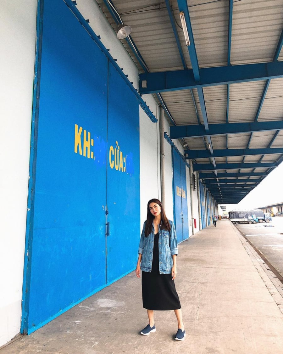 Nếu chán blazer, các cô gái hoàn toàn có thể lựa chọn một mẫu áo khoác khác cũng cá tính không kém là denim jacket.    