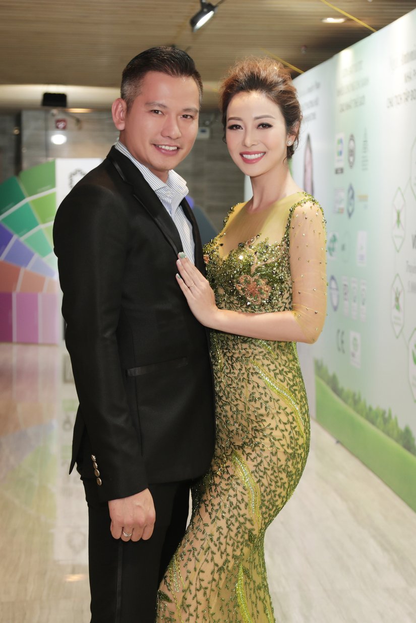 Người đẹp tạo dáng tình tứ bên chồng doanh nhân Đức Hải đầy cuốn hút.    