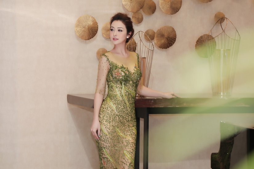 Ngắm vẻ ngoài gợi cảm của Hoa hậu Jennifer Phạm chắc hẳn nhiều cô gái trẻ không khỏi 