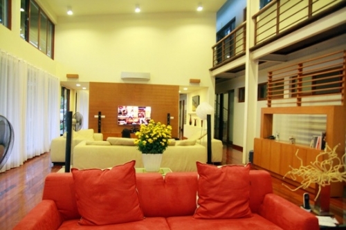 Phía trong ngôi nhà được lắp trang thiết bị hiện đại với đầy đủ tiện nghi.    