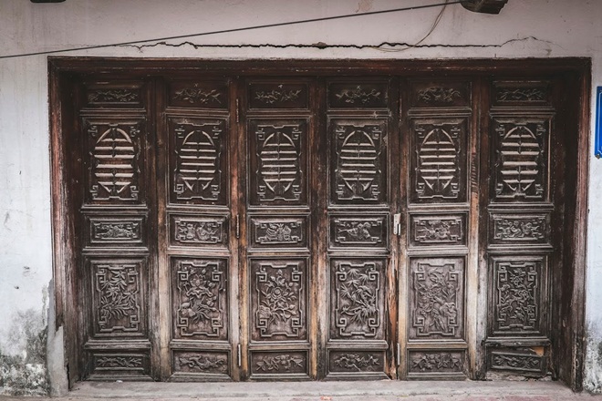 Ngay chính không gian sống của vị đạo diễn cũng là một sự khác biệt đúng với cá tính ông. Nhìn từ xa người ta có thể dễ dàng nhận ra căn nhà gỗ theo lối truyền thống nổi bật giữa khu dân cư trong một con ngõ trên phố Nghi Tàm, Tây Hồ.    