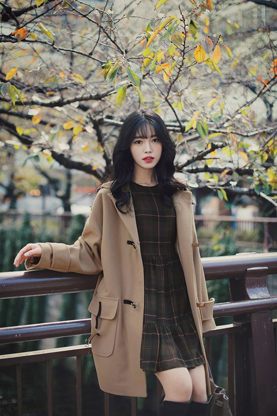 Đối với những bạn gái có vóc dáng nhỏ nhắn, nên chọn cách phối màu đồng điệu giữa váy và áo khoác. Sự hài hoà giữa các Shbet999 com đăng nhập sẽ phần nào che đi khuyết điểm về hình thể.    