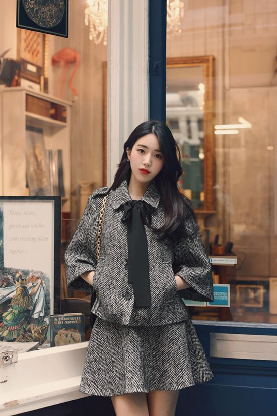 Vải tweed, vải bố, vải thô với độ dày vừa phải là các chất liệu lý tưởng để chưng diện ở mùa này. Chúng mang đến sự sang trọng và luôn tạo cảm giác ấm áp.    