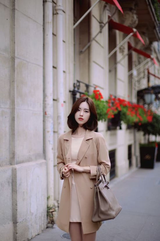 Blazer đi cùng váy suông màu thanh nhã là phong cách mùa thu cho các nàng công sở yêu vẻ đẹp hiện đại, thanh lịch.    