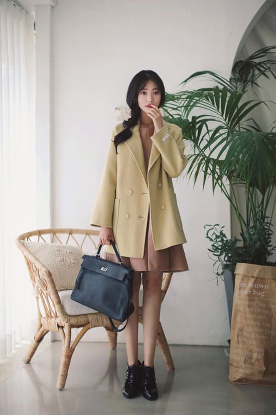 Tiết trời mùa này chưa phù hợp lắm để diện măng tô, đổi lại phái đẹp có thể chọn các kiểu áo khoác mỏng, áo blazer dáng dài để mix đồ đi làm.    