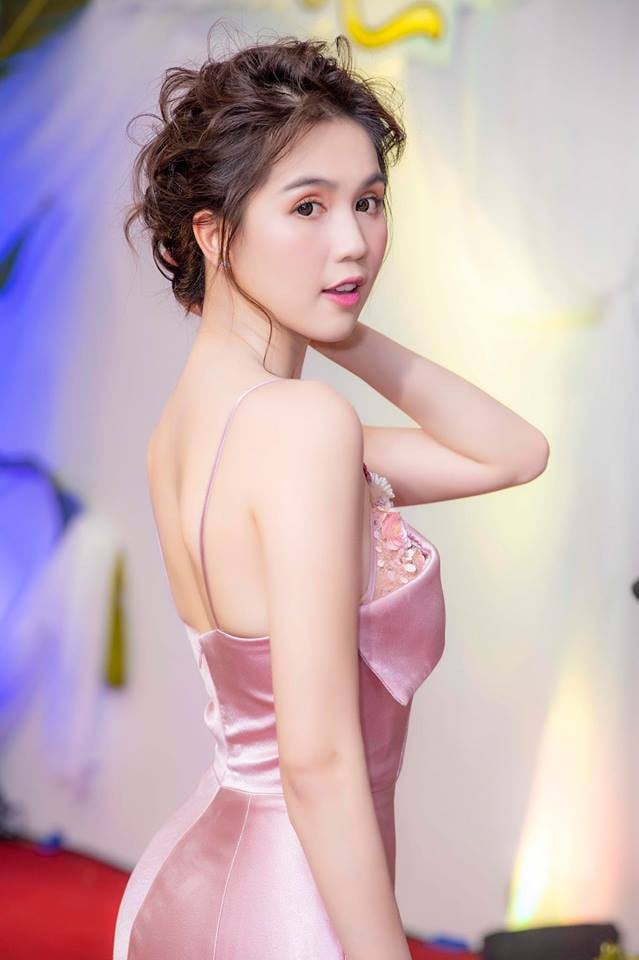 Cô nàng thường xuyên khiến công chúng “ngất ngây” khi thả dáng trong những thiết kế 2 dây khi tham dự sự kiện.  