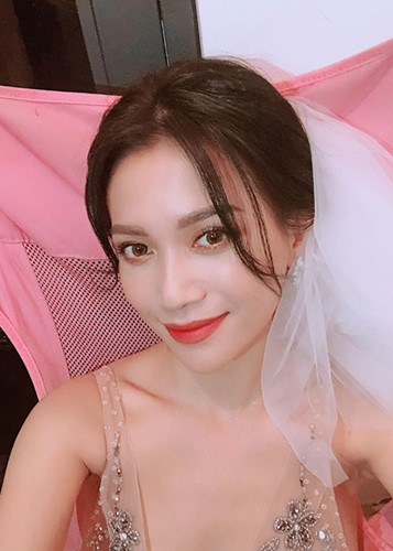 Ngoài ca hát, đóng phim, hot girl Sĩ Thanh còn làm MC, VJ. Tuy nhiên, tên tuổi của cô hiện vẫn khá mờ nhạt.    