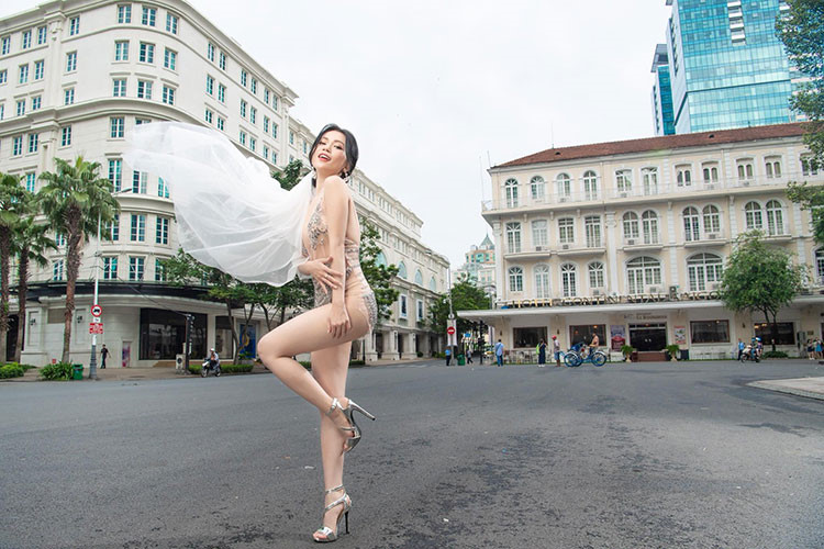 Sĩ Thanh không ngần ngại lựa chọn mẫu váy cưới mỏng tang gây nhức mắt.  