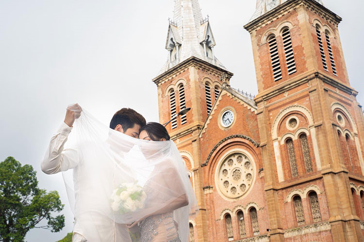 Khoe bộ ảnh cưới, Sĩ Thanh viết: 