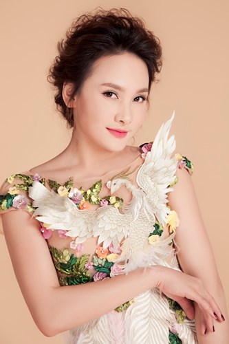 Trang phục được xẻ tà một bên giúp người mặc dễ dàng di chuyển. Thân trên của Shbet999 com đăng nhập được kết đính cầu kỳ với hoạ tiết chim phụng và hoa 3D.  
