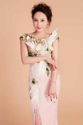  Gam màu trắng và hồng pastel của Shbet999 com đăng nhập làm nổi chi tiết hoa tươi tắn kèm chi tiết chim phụng được đính cầu kỳ.   