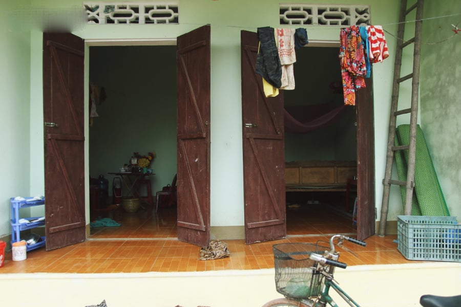 Bà Huệ kể, nhà chỉ có 2 mẹ con, chồng bà bỏ đi biền biệt từ lâu nên Cường thiếu thốn tình cảm của cha từ nhỏ. Nhà nghèo, mẹ lại chỉ biết bám sào ruộng, vài bó rau con ốc nên học đến lớp 9, Cường nghỉ học đi làm thuê phụ mẹ.    