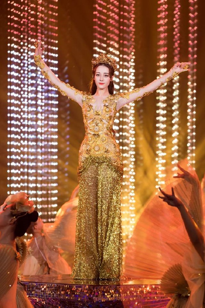 Việc trở thành Nữ thần Kim Ưng khiến cái tên Địch Lệ Nhiệt Ba một lần nữa tỏa sáng.    