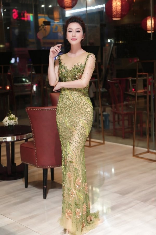 Mới đây, tại một sự kiện được tổ chức ở TP.HCM, Hoa hậu Jennifer Phạm xuất hiện với vẻ đẹp trẻ trung rạng rỡ cùng phong cách tỏa sáng ''gây thương nhớ''. Người đẹp sinh năm 1985 khoác lên mình chiếc váy màu xanh lá xuyên thấu của nhà thiết kế Hoàng Hải. Thiết kế với phom dáng ôm sát hình thể cùng những chi tiết đính kết cầu kì tỉ mỉ giúp tôn lên vóc dáng gợi cảm cùng phong cách lộng lẫy của mỹ nhân này.    