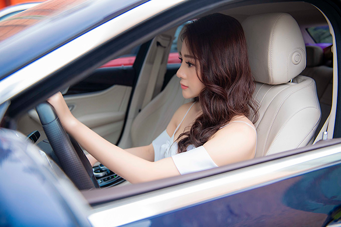 Xuất hiện tại sự kiện lần này, Phương Oanh diện váy xẻ cao của nhà thiết kế Lê Thanh Hòa và giày Christian Louboutin. Nữ diễn viên hoàn thiện vẻ ngoài bằng phong cách trang điểm nhẹ nhàng, để tóc uốn xoăn bồng bềnh.