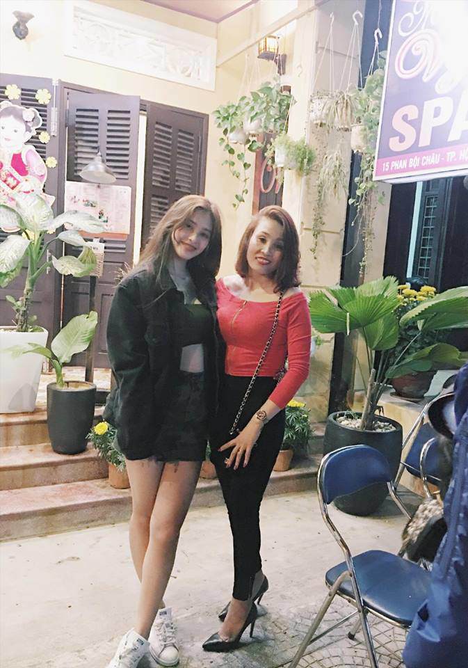 Mỗi khi đi chơi hay đi chợ với mẹ, Tiểu Vy cũng luôn sử dụng giày sneaker để tiện lợi trong việc di chuyển mà lại trở nên thời thượng hơn.     