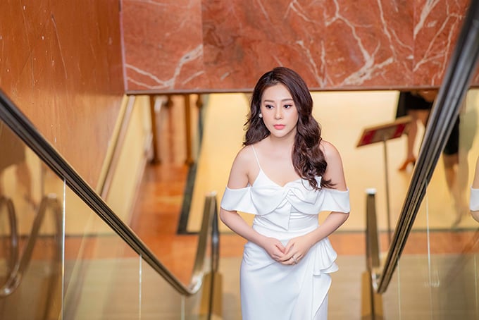 Nhờ hiệu ứng của bộ phim 'Quỳnh búp bê', Phương Oanh ngày càng đắt show, được rất nhiều nhãn hàng mời quảng cáo và ký hợp đồng đại sứ. Nữ diễn viên chia sẻ, cô thường bị đánh giá là ‘chảnh’ vì từ chối không ít chương trình. Tuy nhiên, cô muốn lựa chọn kỹ lưỡng để không ảnh hưởng đến tên tuổi.    