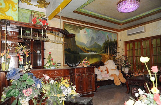 Phòng khách ở sảnh chính để anh có thể tiếp khách trong những buổi tiệc vui chơi cùng bạn bè.  