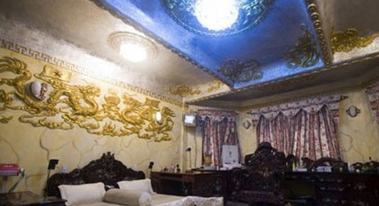 Tuy không to lắm nhưng anh cũng đã từng mời 200 vị khách mời tới nhà để làm lễ phát thưởng cho giải bóng bàn công nhân đường sắt. Ai cũng ngẩn ngơ vì chưa có một hệ thống phát thưởng nào mà lạ lùng như thế.
