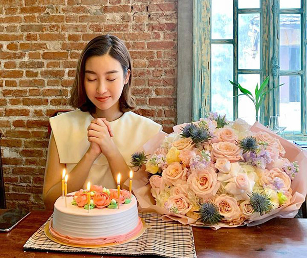 Đỗ Mỹ Linh năm nay tròn 23 tuổi. Cô vừa tốt nghiệp Đại học Ngoại thương Hà Nội và cũng kết thúc nhiệm kỳ hai năm trên cương vị đương kim hoa hậu. Người đẹp được công chúng yêu mến nhờ hình ảnh sạch, chăm chỉ hoạt động thiện nguyện.    
