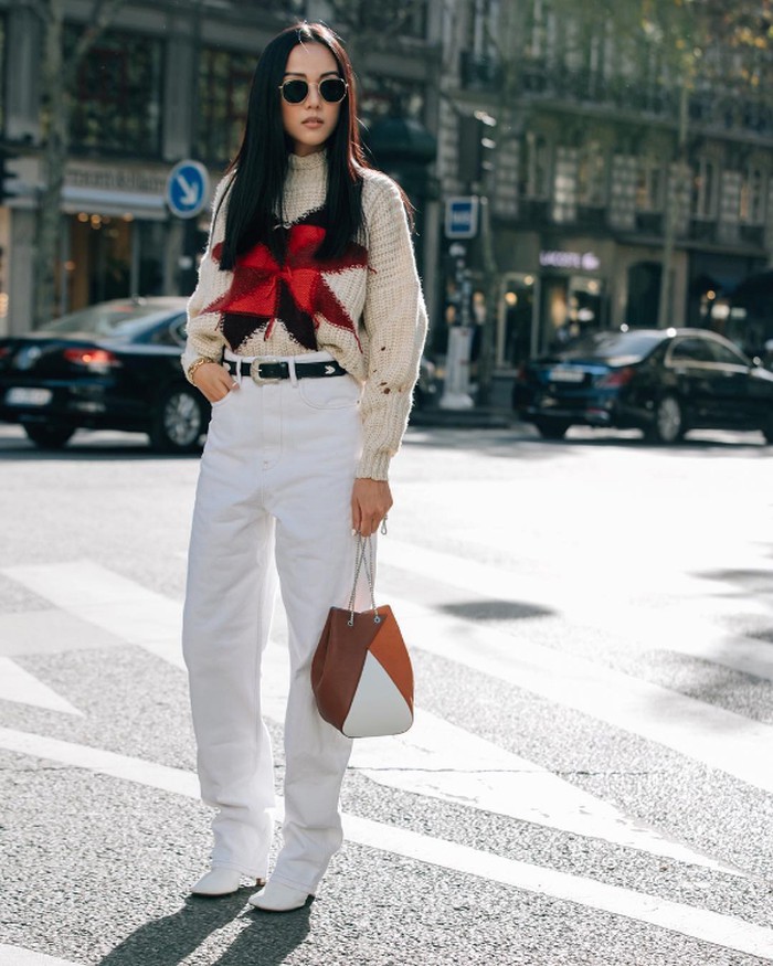 Áo len oversized cũng là item được Yoyo Cao lựa chọn trong tuần này. Fashionista đến từ Singapore mix nó cùng với quần jean ống rộng, boots da và túi xách tiệp màu.    