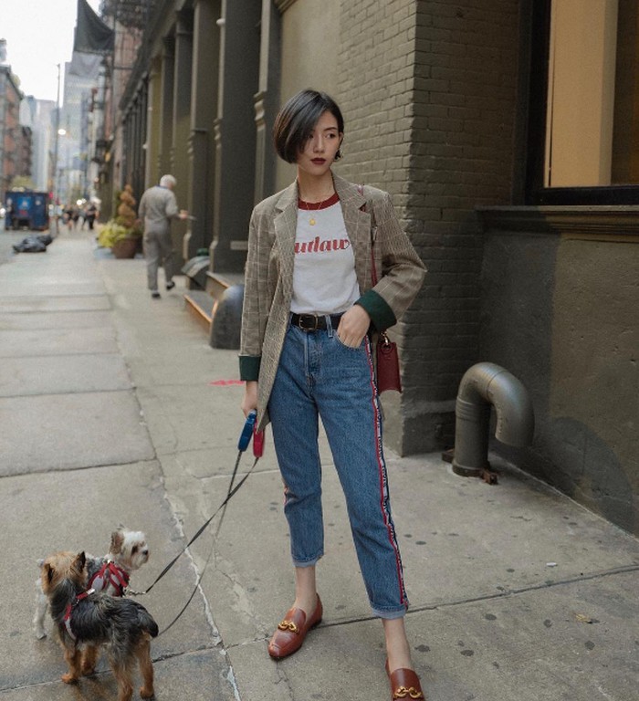Mang đến một diện mạo hoàn toàn mới cho chiếc áo blazer thanh lịch, cô bắt cặp item này cùng áo phông, quần jean xắn gấu, giày loafer và túi xách tiệp màu.    