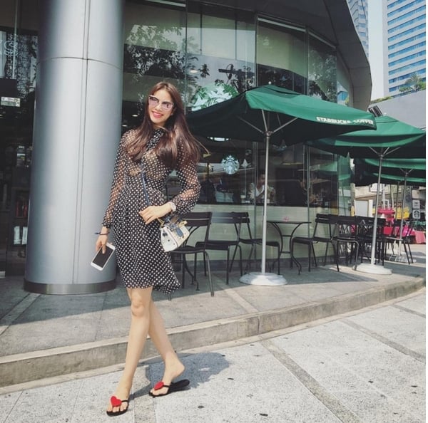 Phạm Hương lại khéo chọn cho mình một đôi dép xỏ ngón có chi tiết hình trái tim nhấn nhá vừa thoải mái vừa hợp với chiếc váy nhẹ nhàng.    