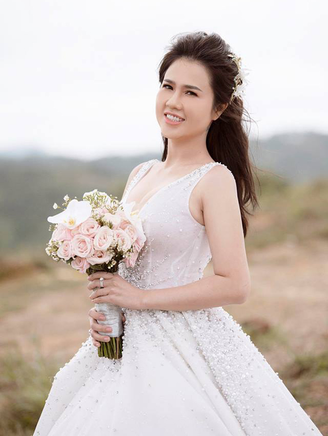 Cô dâu diện hai chiếc váy cưới để chụp hình đều rất lộng lẫy và gợi cảm. Ngọc Bích chia sẻ, em gái rất bất ngờ khi thấy hình ảnh gợi cảm của chị. Ngọc Trinh cảm thấy vừa ngưỡng mộ vừa ghen tỵ trước hạnh phúc viên mãn của Ngọc Bích.    