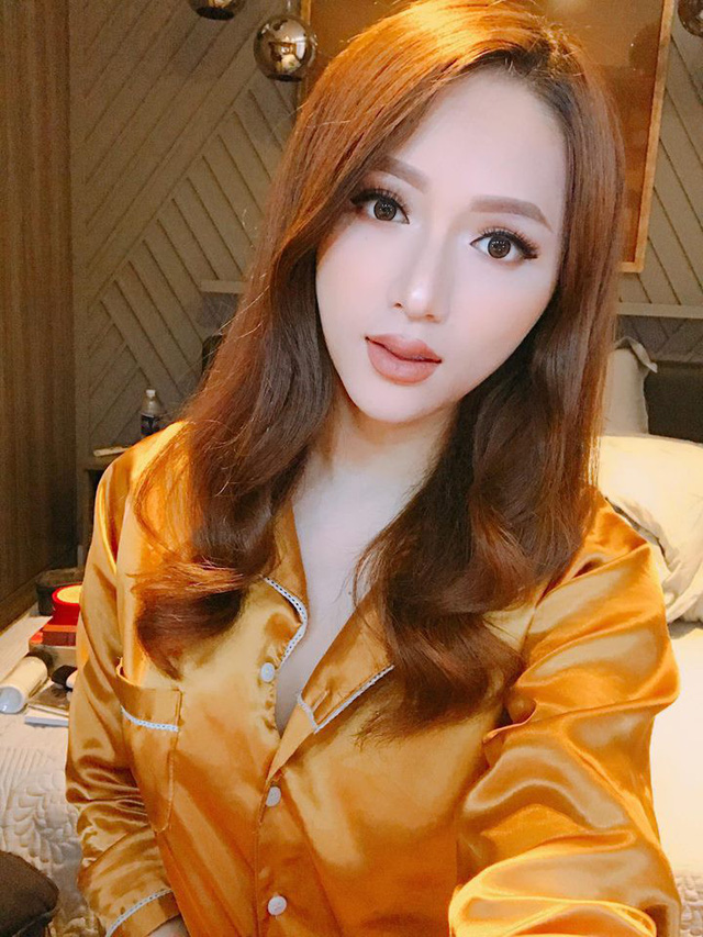 Như bao cô gái khác, cô có sở thích selfie trước bàn trang điểm.    