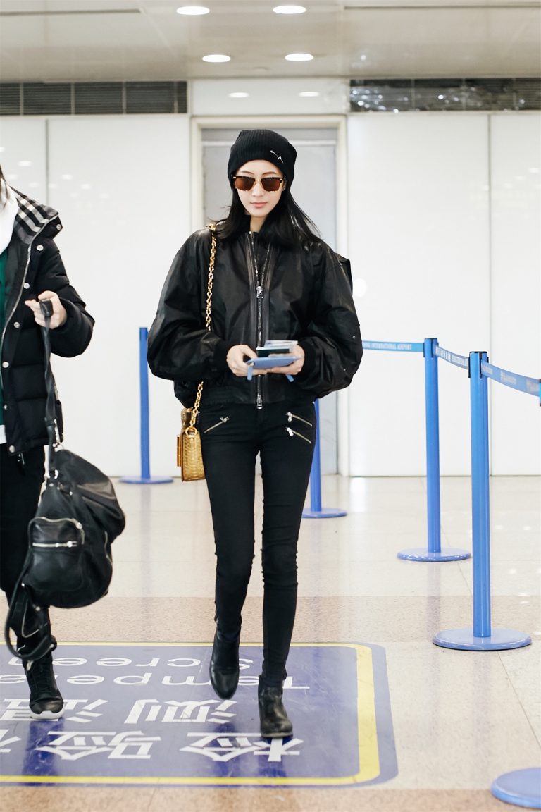 Trong một lần khác, Trương Quân Ninh diện cả “cây đen” gồm áo bomber cùng quần skinny jeans. Chi tiết khóa kéo kim loại giúp bộ Shbet999 com đăng nhập thêm cá tính. Phụ kiện đi cùng là giày ankle boots, mũ len và túi xách đeo vai màu vàng ánh kim.    