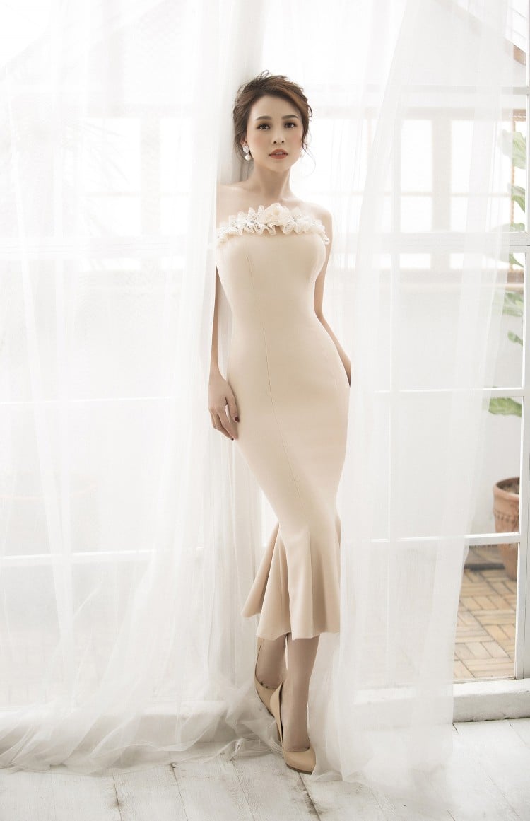 Các sáng tạo đều được dựng trên nền chất liệu cotton, tơ tắm, organza, đi kèm với kỹ thuật cắt may tỉ mỉ, draping tinh tế tạo cảm giác e ấp, mát dịu và ấm áp cho người đối diện.  