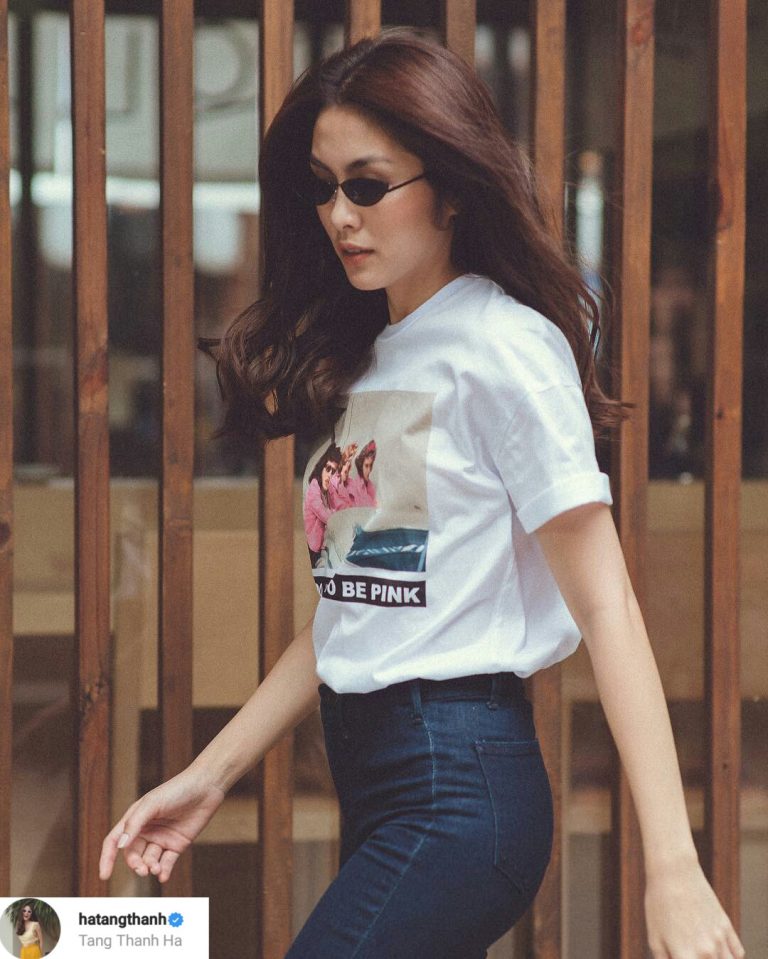 Tăng Thanh Hà chọn quần jeans và áo thun trắng in hình kết hợp cùng phụ kiện quen thuộc là kính mắt tí hon.    