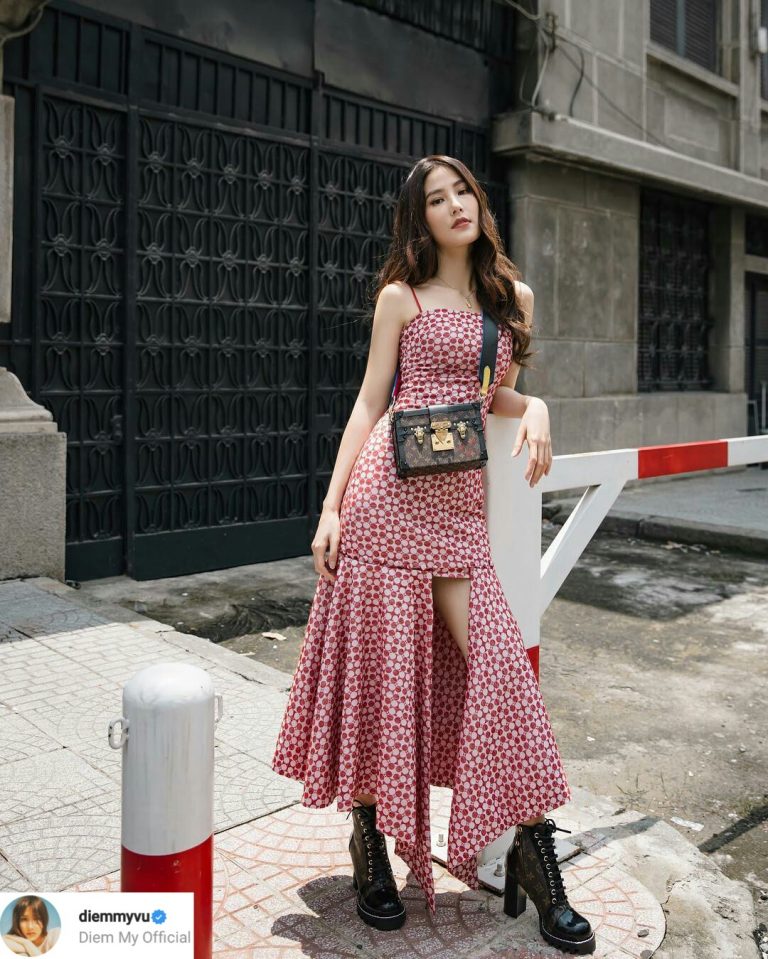Nữ diễn viên Diễm My chọn đầm hai dây dáng dài, xẻ cao. Phụ kiện đi cùng là boots buộc dây, túi hộp Louis Vuitton tăng thêm cá tính.    