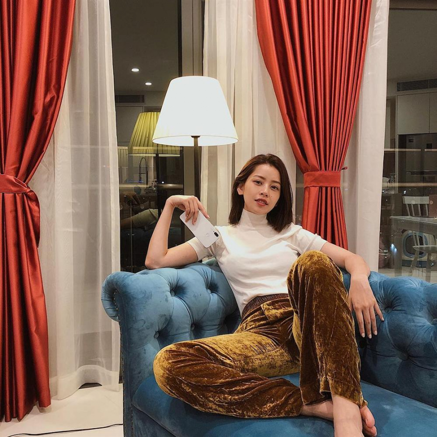 Nhân ngày gió mùa, Chi Pu cũng lăng xê công thức mix áo len mongtoghi phối với quần nhung ống rộng trendy.    