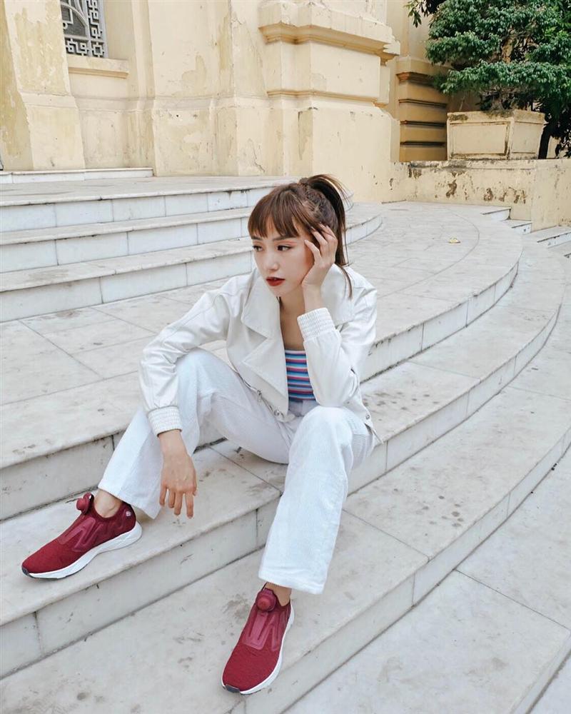 Salim năng động với bộ cánh street style gam trắng kết hợp giầy sneaker nổi bật.    